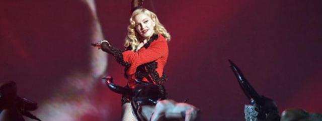 Madonna cade dal palco durante un'esibizione