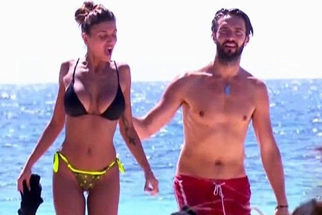 Isola dei famosi 10: Cristina Buccino e Alex Belli flirtano sotto le coperte