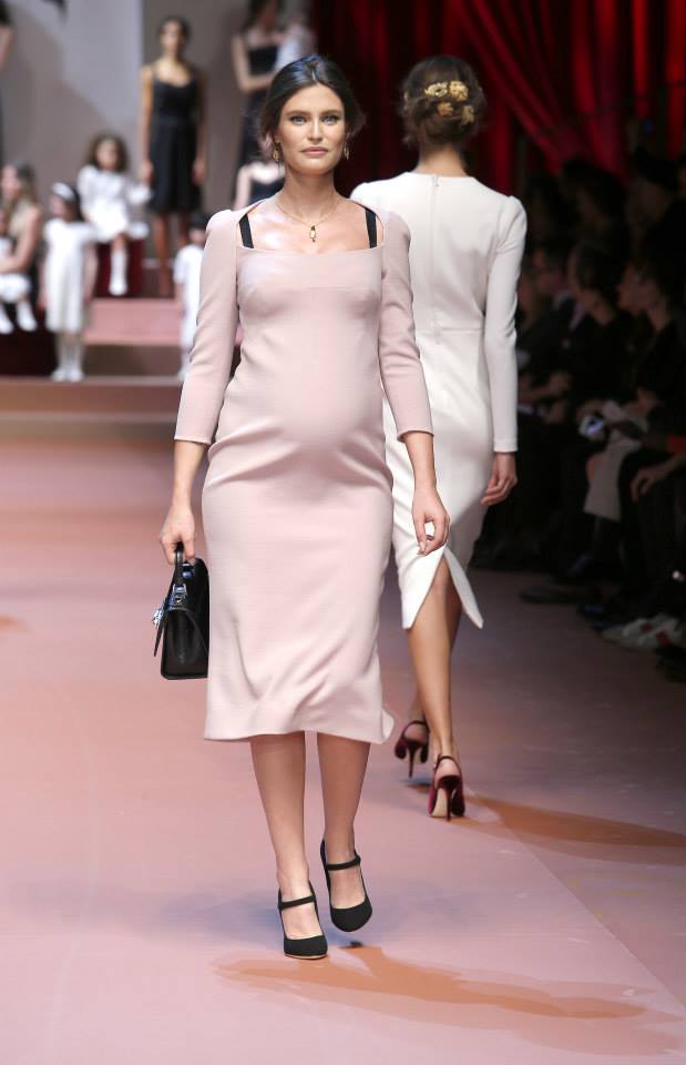 Bianca Balti incinta sfila con il pancione per Dolce&Gabbana