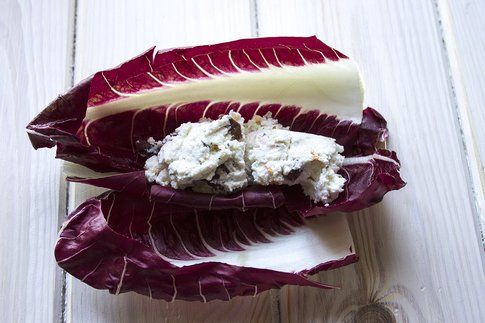 Fagottini di radicchio con ricotta e olive taggiasche al profumo di arancia