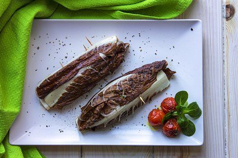 Fagottini di radicchio con ricotta e olive taggiasche al profumo di arancia