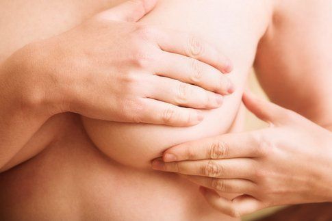 Consigli utili per rassodare il seno: massaggio con oli naturali