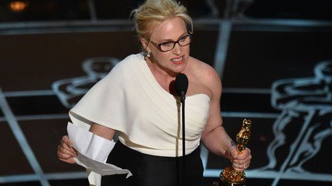 Patricia Arquette agli Oscar 2015 - foto qz.com