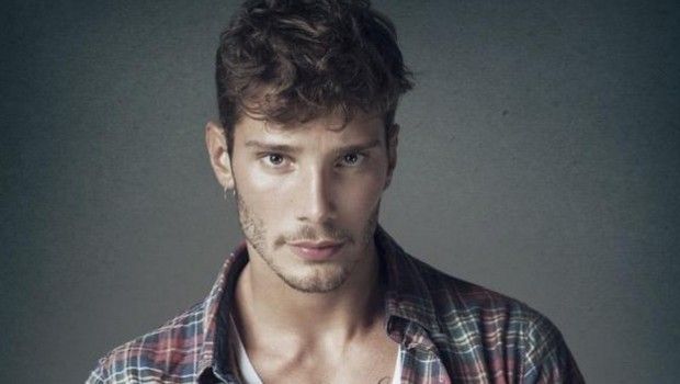 Stefano de Martino inviato dell'Isola dei Famosi