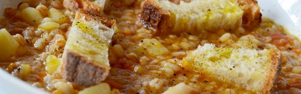 Zuppa di cereali al cumino e paprika piccante