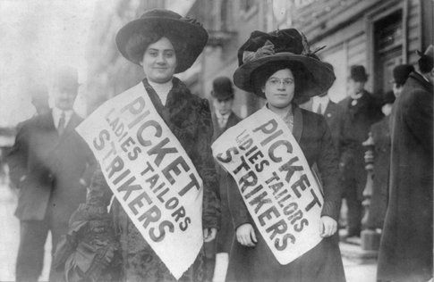 Operaie di una camiceria di New York in sciopero (1909) foto Wikipedia.com