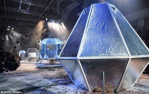 Il Grand Palais di Parigi trasformato in una passerella futuristica - fonte: dailymail.com