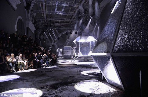 Il Grand Palais di Parigi trasformato in una passerella futuristica - fonte: dailymail.com
