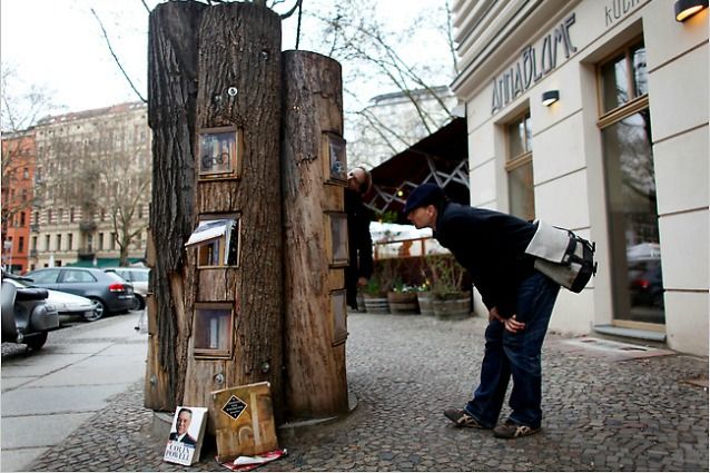 Berlino: gli alberi come distributori di libri
