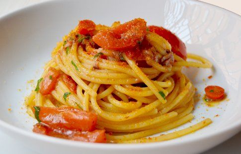 Spaghetti con la bottarga. Ricetta e foto di Roberta Castrichella.
