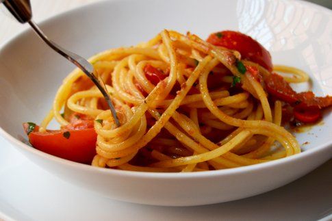 Spaghetti con la bottarga. Ricetta e foto di Roberta Castrichella.