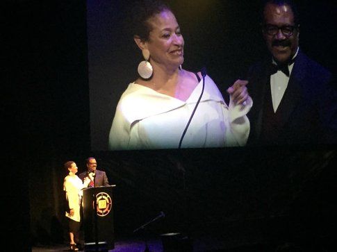 Debbie Allen e Ted Lange premiano Kokayi Ampah - foto da pagina facebook ufficiale LMGA