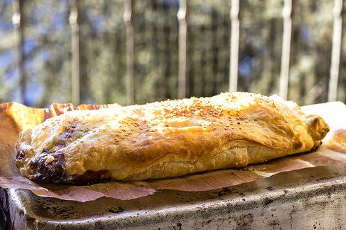 Torta salata sfogliata con verdura e formaggio morbido