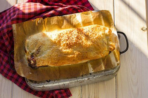 Torta salata sfogliata con verdura e formaggio morbido