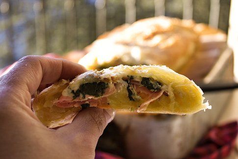 Torta salata sfogliata con verdura e formaggio morbido