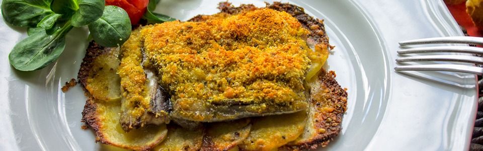 Pesce spatola al forno su letto di patate croccanti