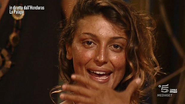 Isola dei famosi 10: Cristina Buccino assalita dai mosquitos