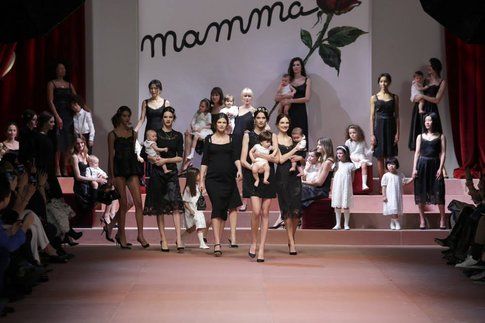 Dolce&Gabbana sfilata "Viva la mamma" - Fonte: Facebook