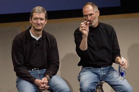 Steve Jobs e Tim Cook - Fonte: Twitter