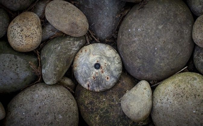 Lo smartphone a forma di sfera che sta nel palmo di una mano
