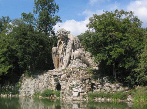 Una scultura nel parco di Villa Demidoff