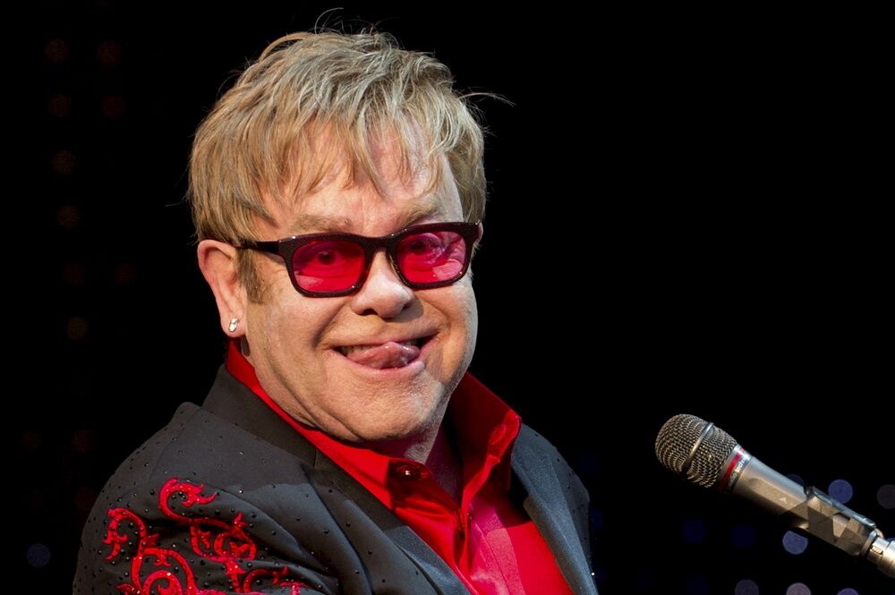 Elton John con una borsa Dolce&Gabbana: tradisce il boicottaggio?