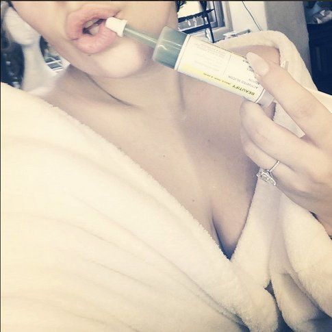 Lady Gaga con la siringa sulle labbra - Fonte: Instagram