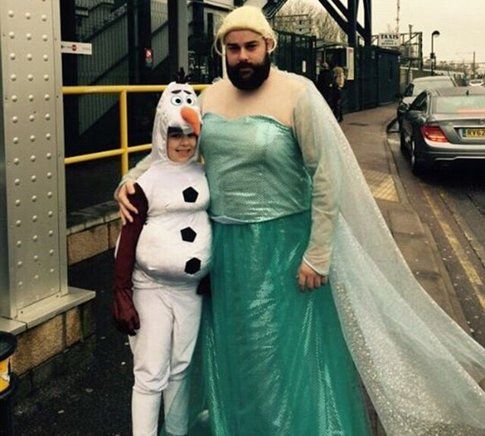 Rob Chillingworth vestito da Elsa con la figlia vestita da Olaf - Fonte: DailyMail