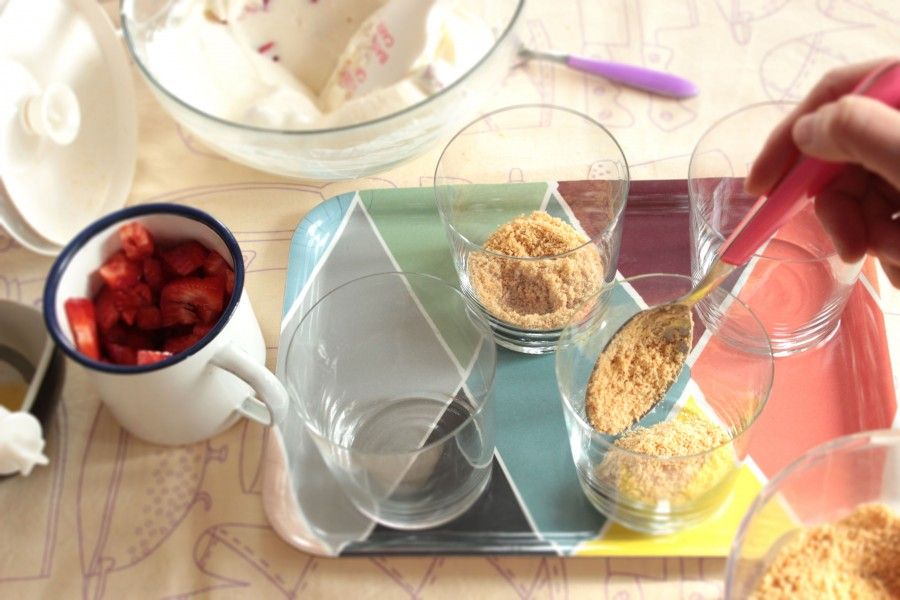 biscotti sul fondo del bicchiere per cheesecake