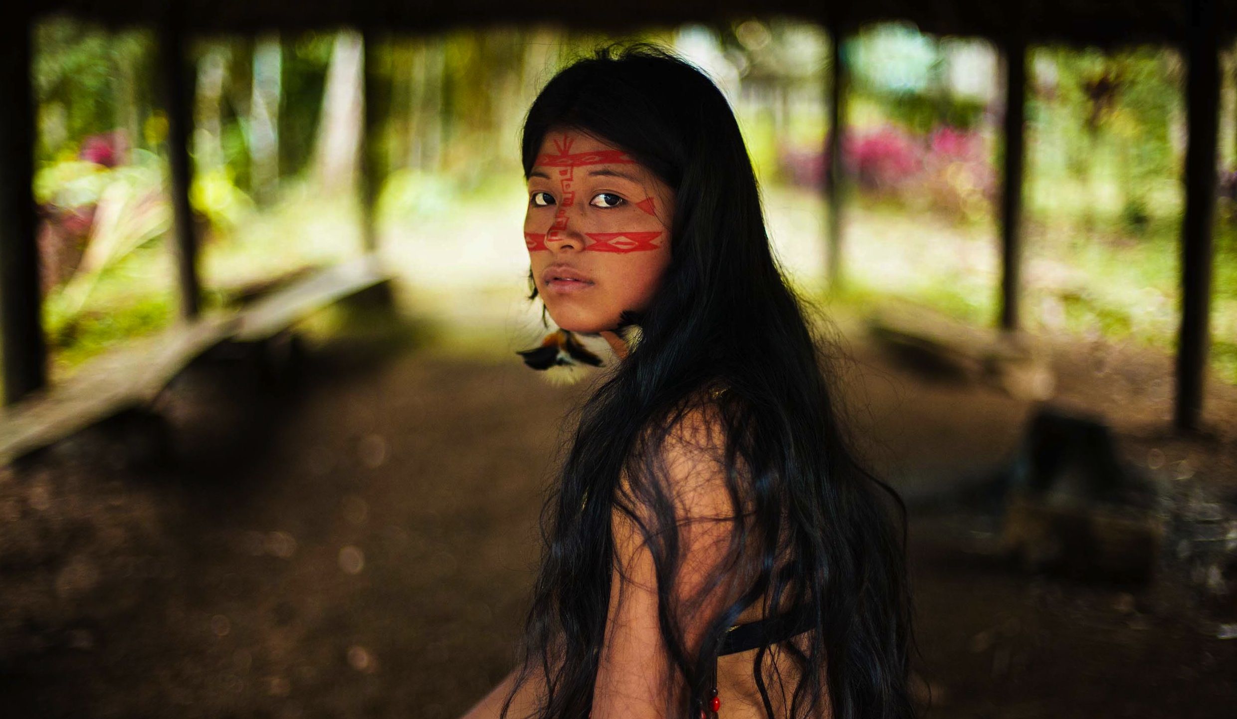 Дики люди видео. Девушка в тропиках. Дикие племена амазонки. Девочка из Амазонии. Дикая женщина.