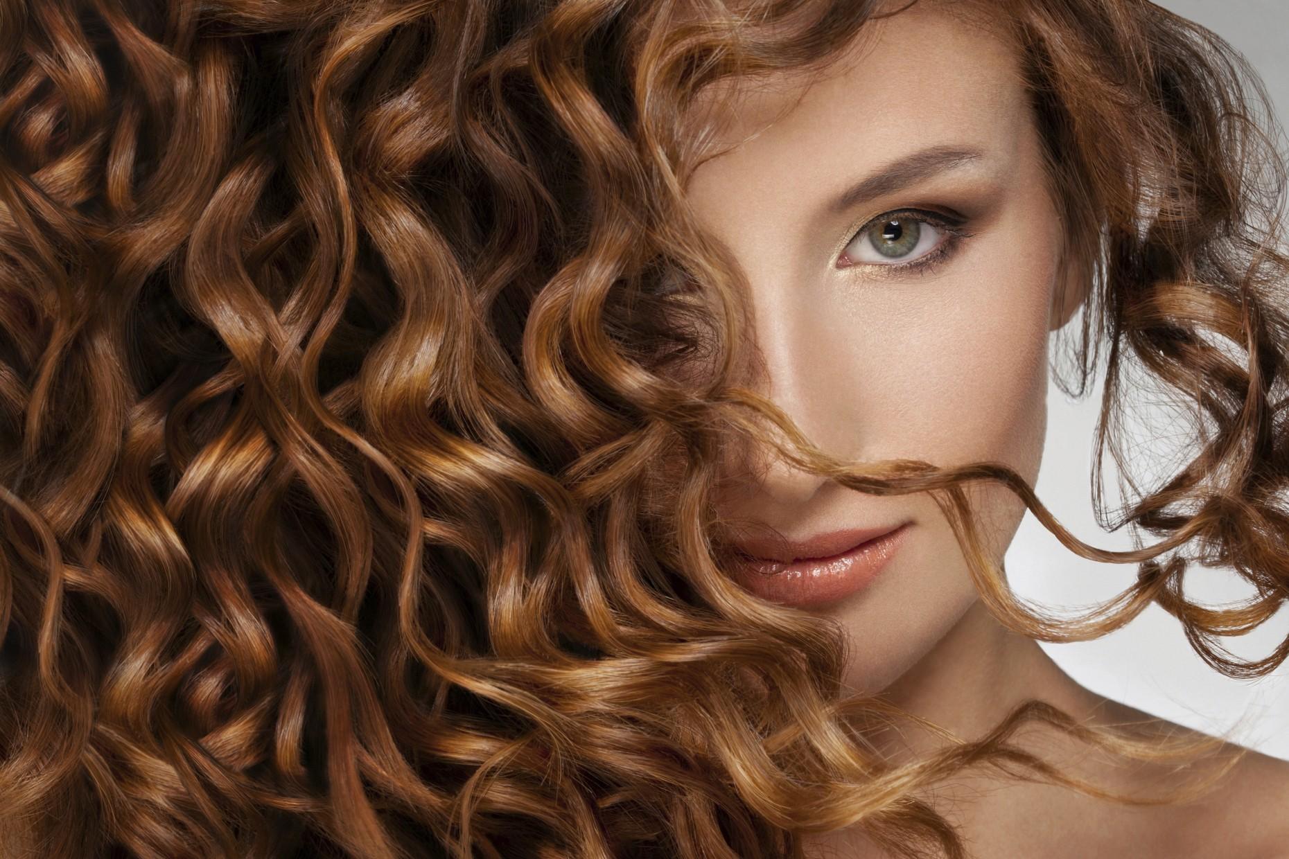 Come prendersi cura dei capelli ricci