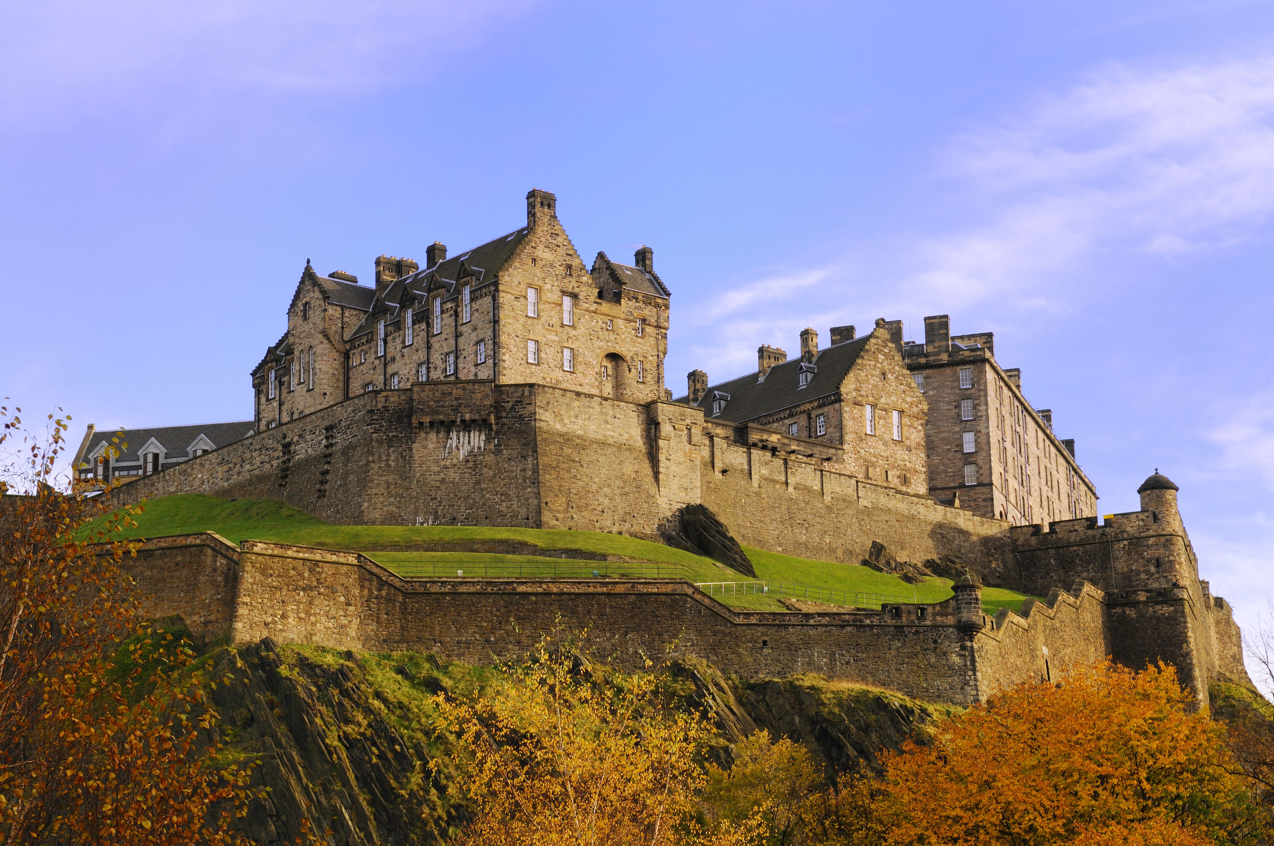 Неприступная крепость это. Эдинбургский замок (Эдинбург, Шотландия). Эдинбург Касл. Замок Эмброуз Шотландия. Средневековый замок в Эдинбурге.