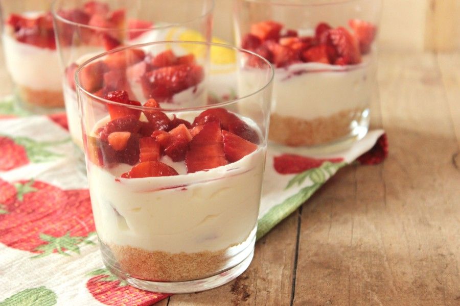 cheesecake alle fragole nel bicchiere servita