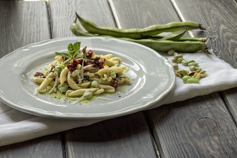 Strozzapreti con fave, menta, pinoli, pomodorini secchi e pecorino romano