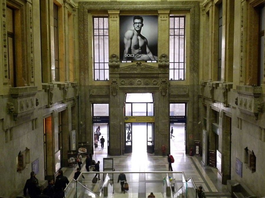 1024px-Milano_Stazione_Centrale_scale_laterali