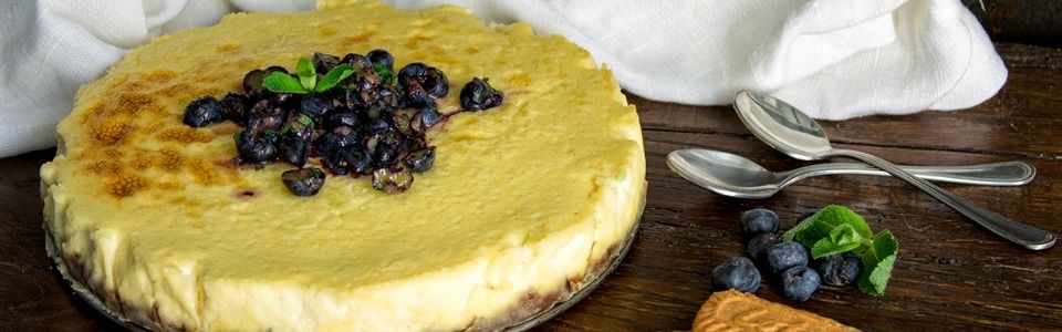 Cheesecake agli Speculoos e vaniglia con mirtilli e menta fresca