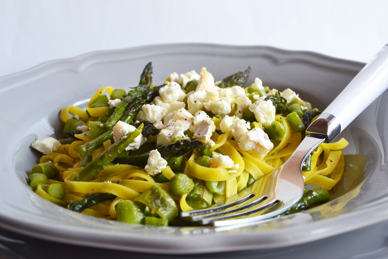 Primo primavera: tagliolini con asparagi e formaggio di capra