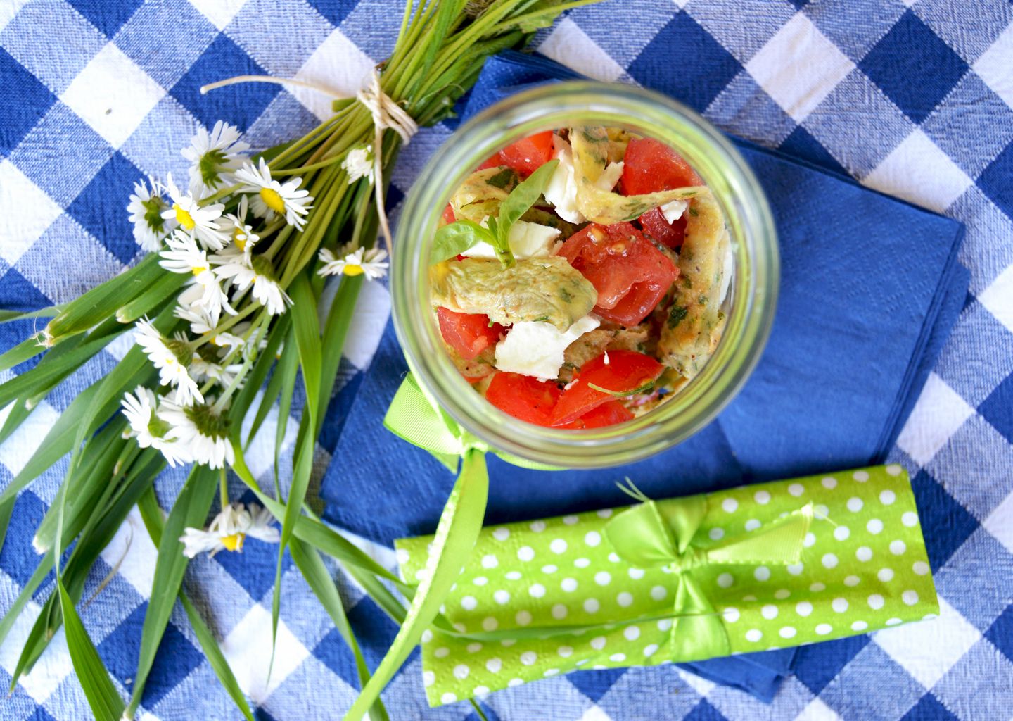 Finte tagliatelle alle erbe aromatiche con pomodori e primo sale