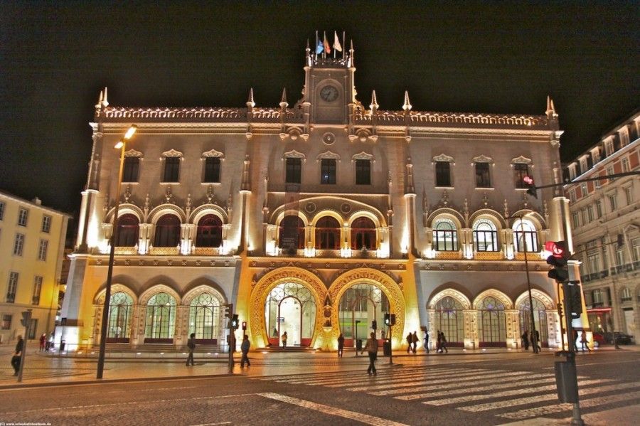 Lissabon-bei-Nacht-Kunst-der-Bahnhof-1024x682