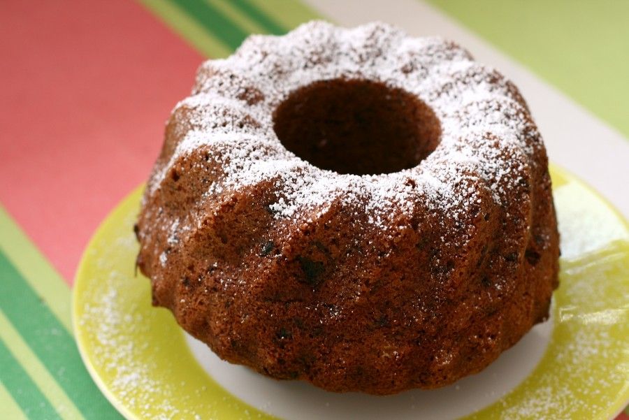 Small_Bundt_Cake_on_yellow_and_white_plate