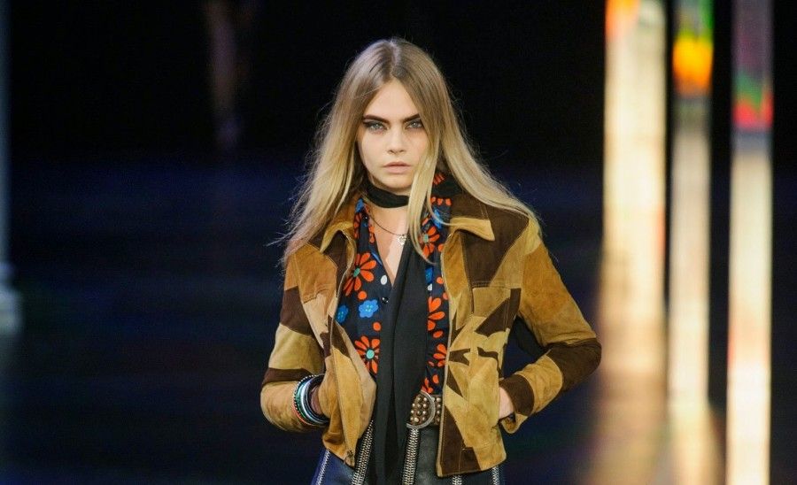 Cara Delevingne in un look anni '70 per Saint Laurent 