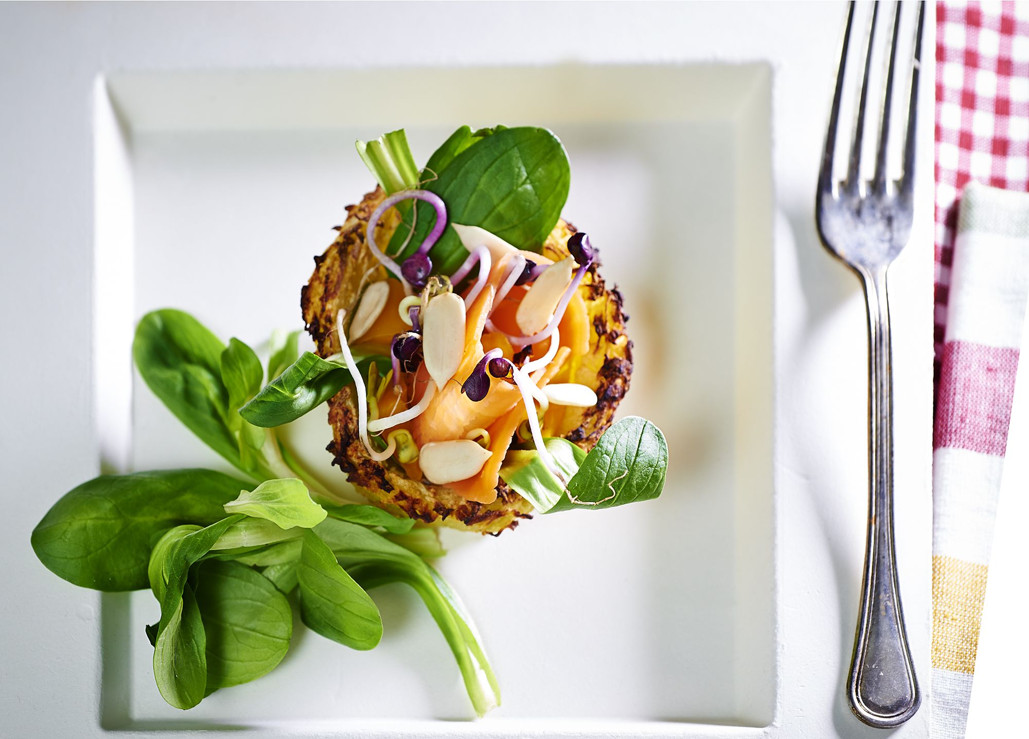 Cestini di patata con insalatina primaverile e pistacchi