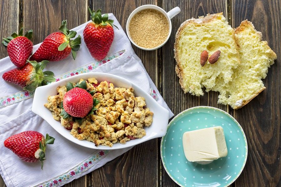 Crumble di fragole: come riciclare la colomba di Pasqua