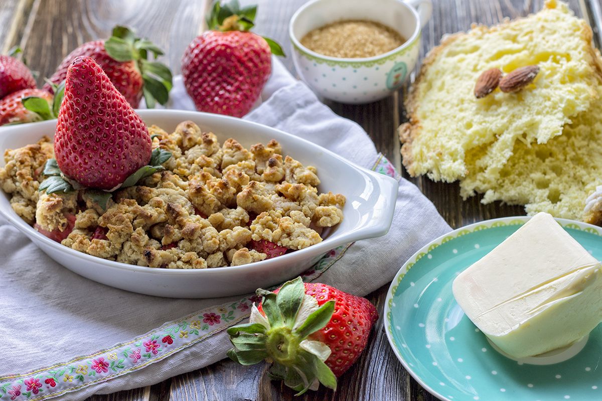 Crumble di fragole e colomba di Pasqua