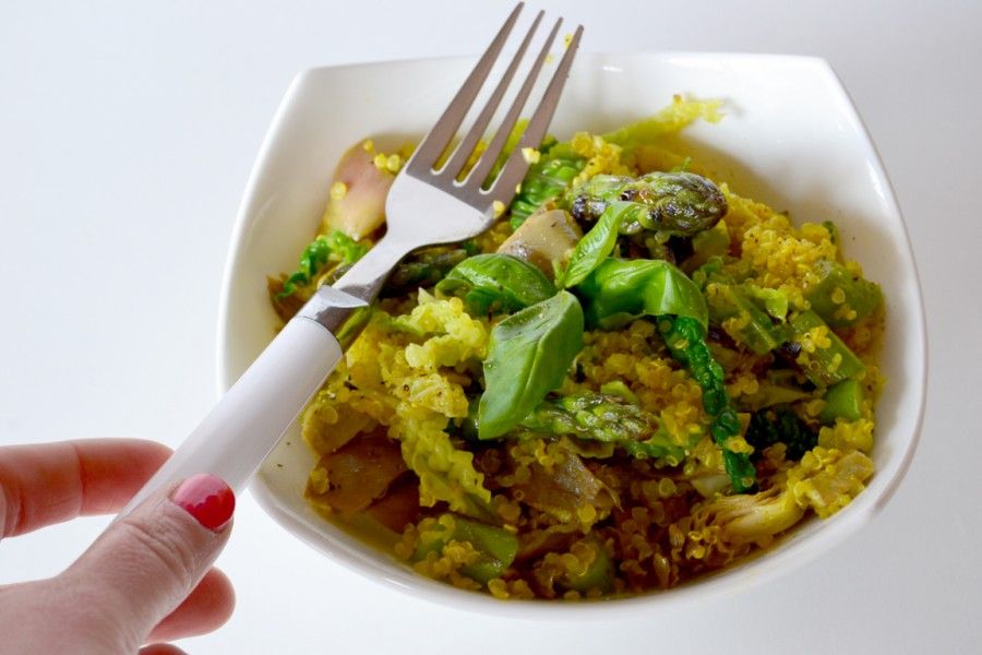 Insalata di quinoa, verza, carciofi e asparagi. 