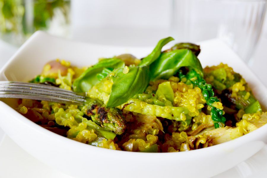 Insalata di quinoa, verza, carciofi e asparagi. 