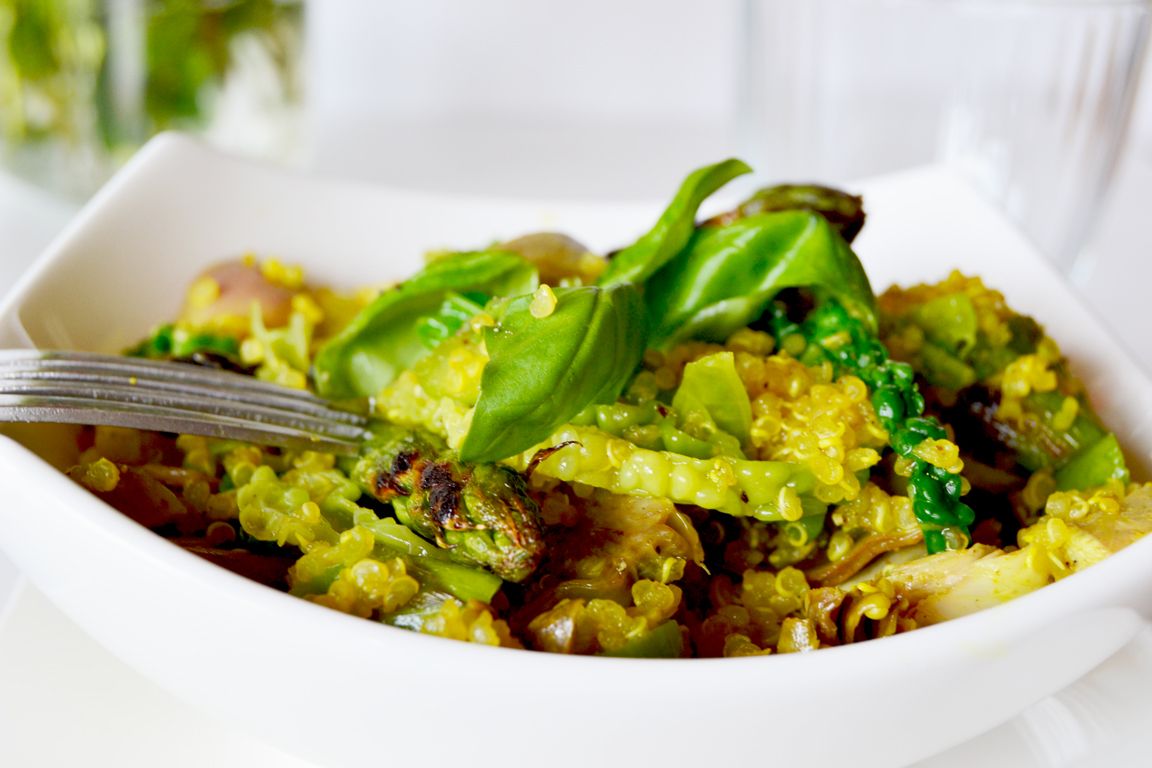 Ricetta depurativa: insalata di quinoa, carciofi, verza e asparagi