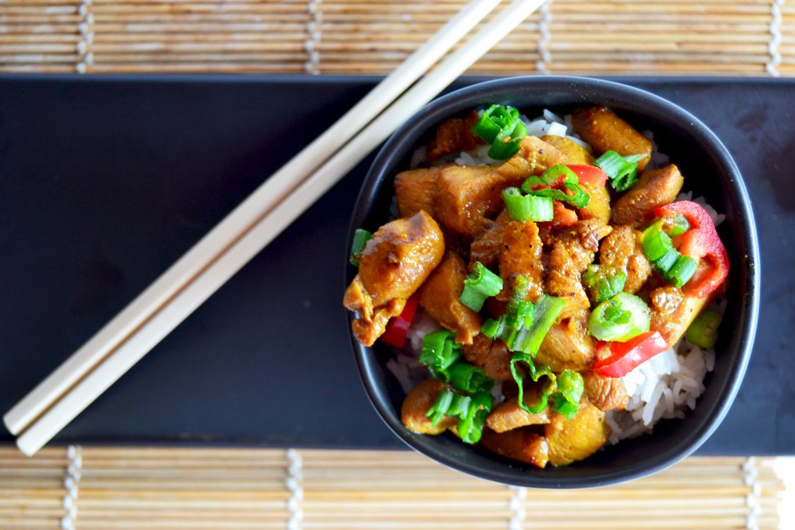 Piatto unico orientale: riso con pollo alla soia e curcuma