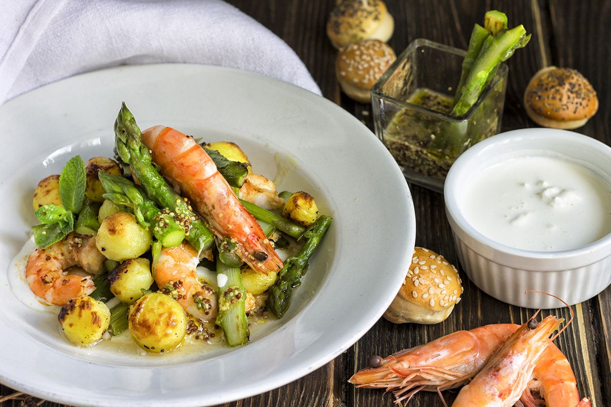 Gamberi alla spagnola con stracciatella di burrata, patatine novelle e asparagi