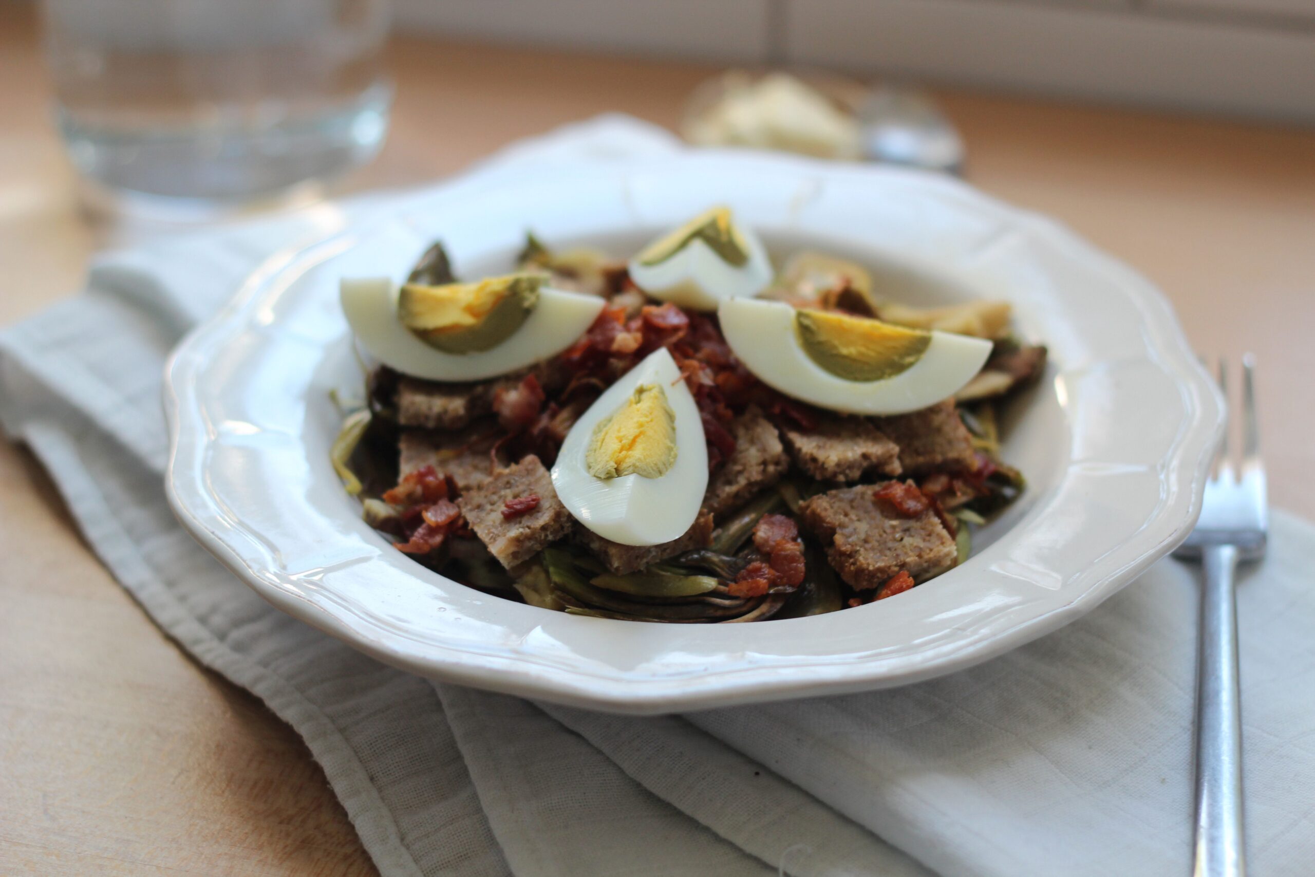 Insalatina primaverile ai carciofi e bacon croccante